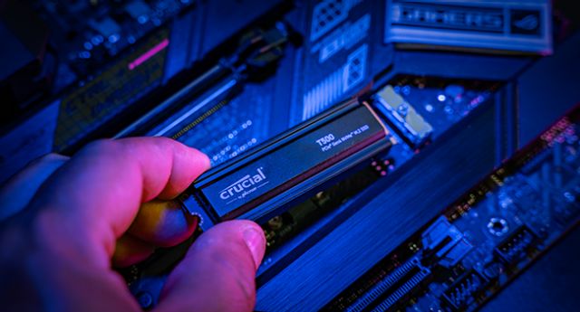 Crucial T500 1TB PCIe Gen4 NVMe M.2 SSD with heatsink